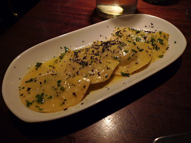 Raviolis de gallina y nuez moscada