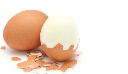 Cómo pelar fácil un huevo duro (y tres alimentos más)