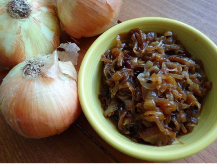 salchichas encebolladas