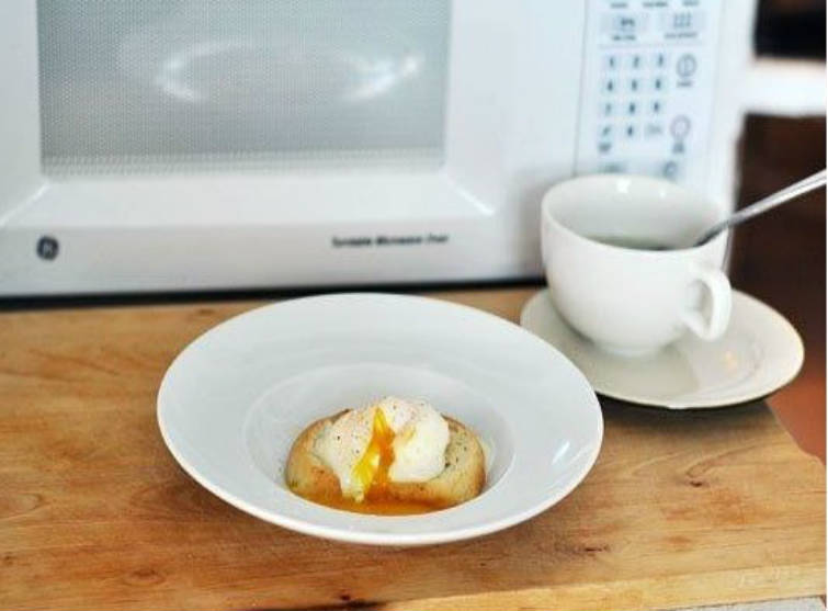 Huevos escalfados en el microondas - 20 cenas rápidas