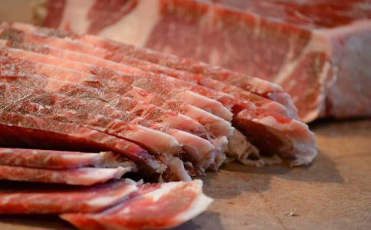 Descongelar carne en la mitad de tiempo sin microondas