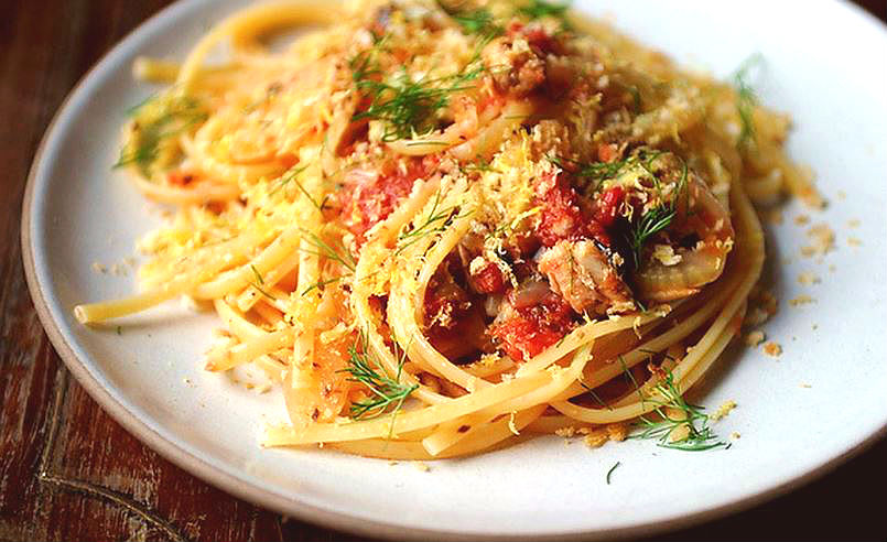 Espaguetis con sardinas, hinojo y tomate