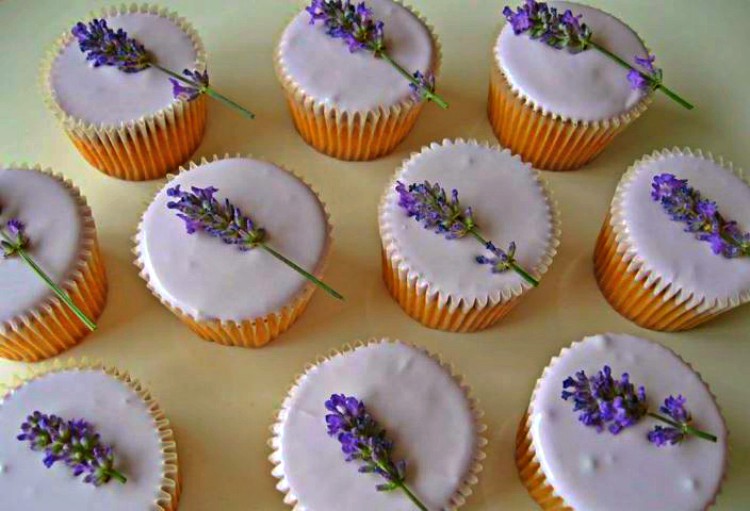 Cupcakes con flores de lavanda