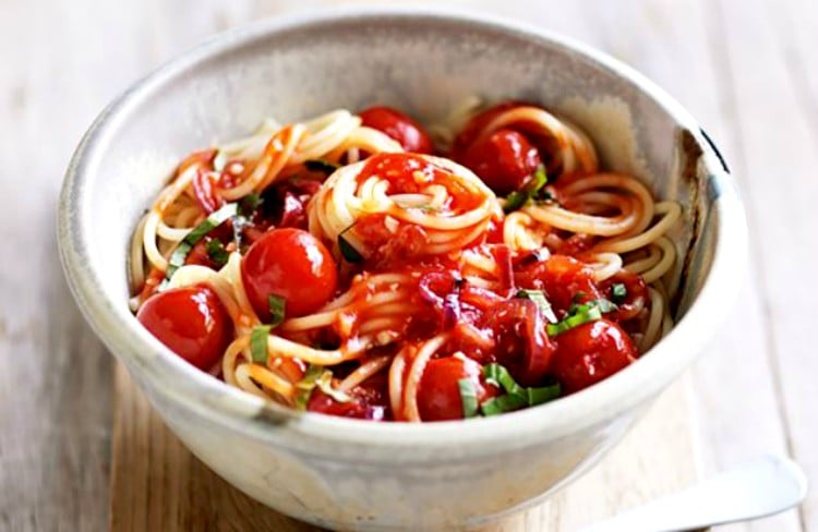 Espaguetis con tomate y albahaca -20 cenas rápidas