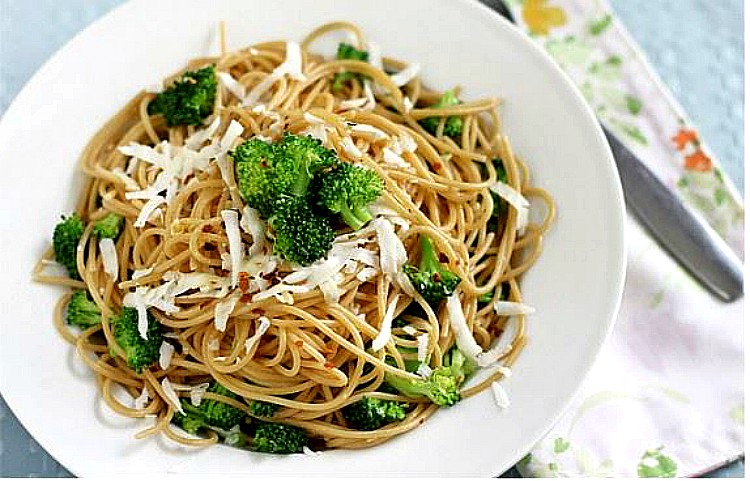 Espaguetis integrales con brócoli - 20 cenas rápidas