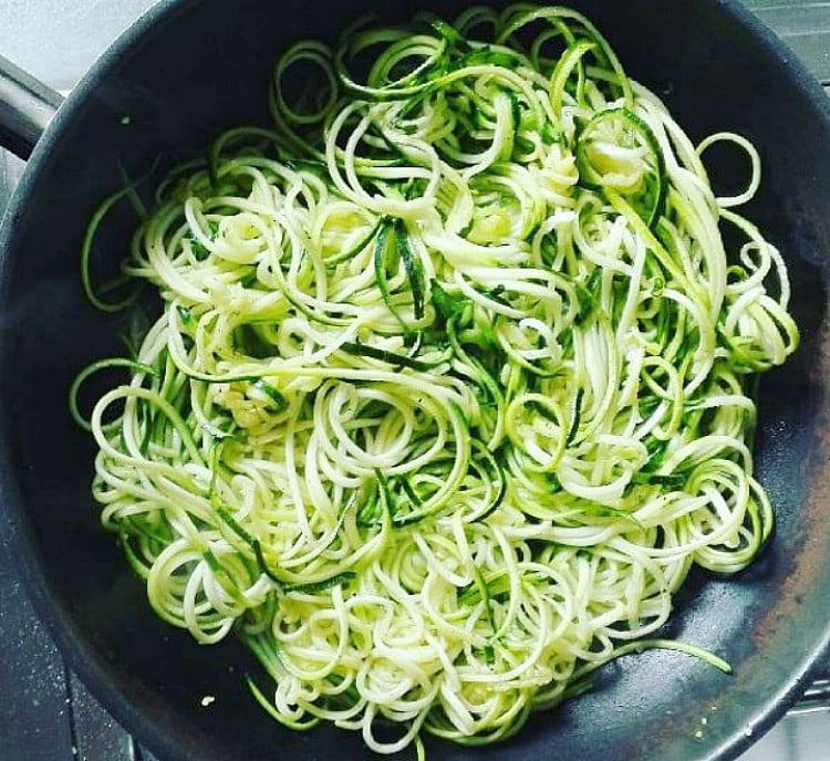 Espaguetis de calabacín, exquisito y fácil plato de vegetales