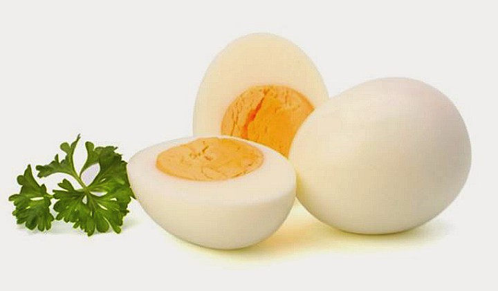 Huevos rellenos con carne de pollo