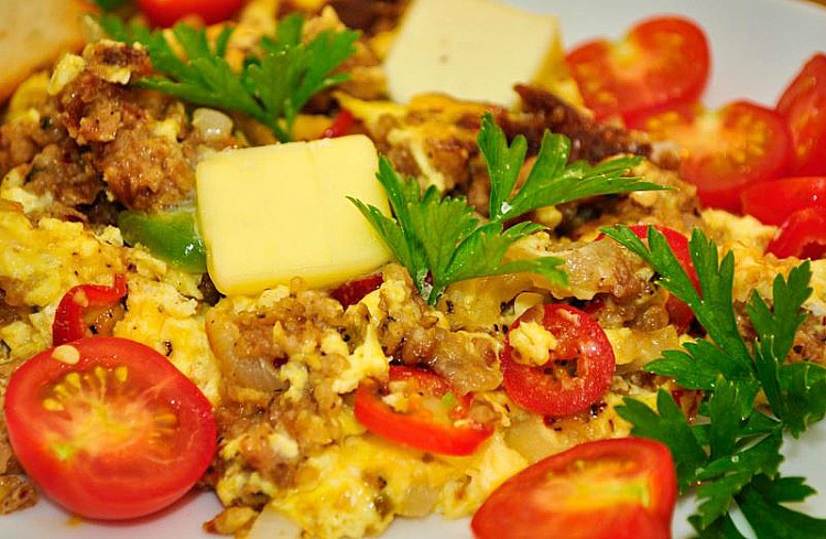 Huevos revueltos con tomate