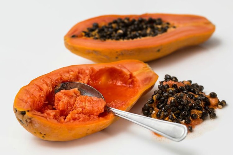 La papaya es una fruta tropical con más vitamina C que los limones