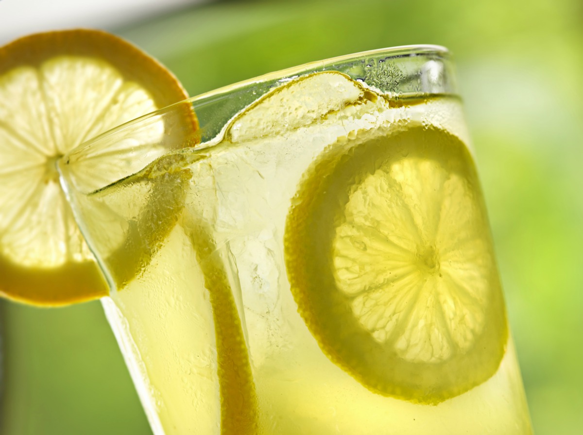 Receta de limonada de vino blanco, una alternativa a la sangría