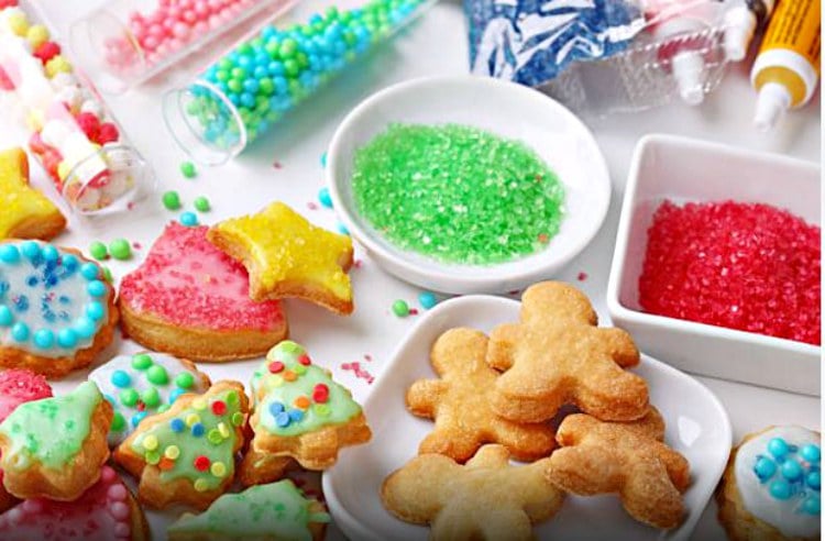 El azúcar de colores es útil para decorar galletas o postres.