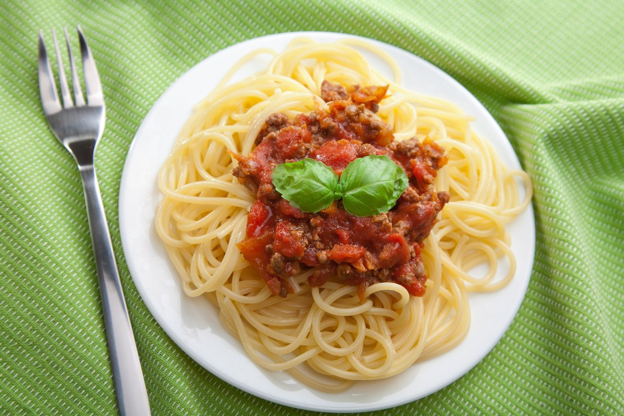 Espaguetis con carne picada y tomate