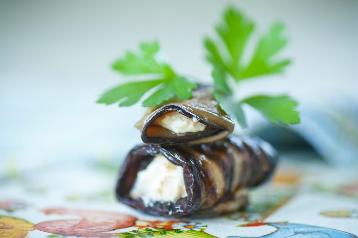 ROLLITOS DE ARROZ DE BERENJENA Y MANZANA CON SALSA DE QUESO