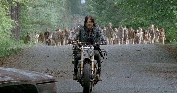 Todos hemos visto a Daryl con su inseparable moto, ¿no es cierto? De hecho, junto con su ballesta y su chaleco de alas, son los símbolos que le representan. Sin embargo, no sabíamos aún que en la vida real el actor también adora las motos.