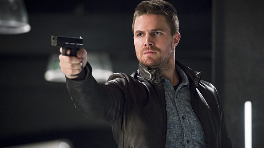 El actor de Arrow opina sobre The Flash y Supergirl