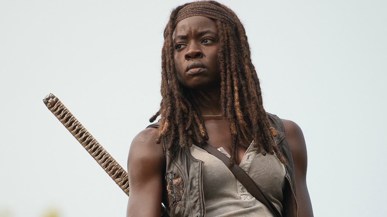 The Walking Dead: ¿qué se queda mirando Michonne al final del 7x04?