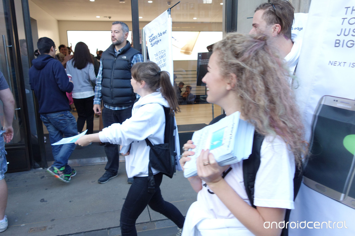 Samsung-employees-with-nbspThe-iTch-To-Switch-banners-outside-of-Apples-flagship-store-in-London-3