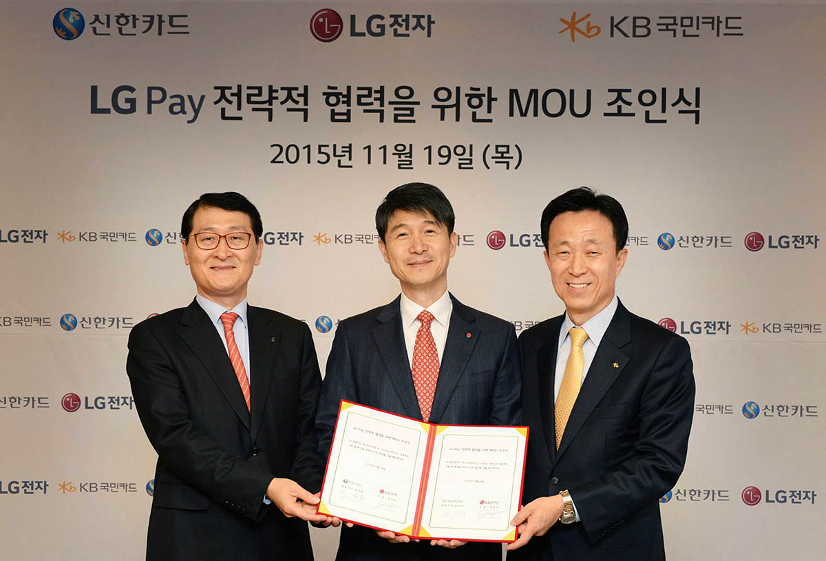 En la imagen, de izquierda a derecha los firmantes del acuerdo para el lanzamiento de LG Pay: Wi Sung-ho, presidente de Shinhan Card, Juno Cho, presidente de LG Electronics Mobile Company y Kim Duk-soo, presidente de KB Kookmin Card.