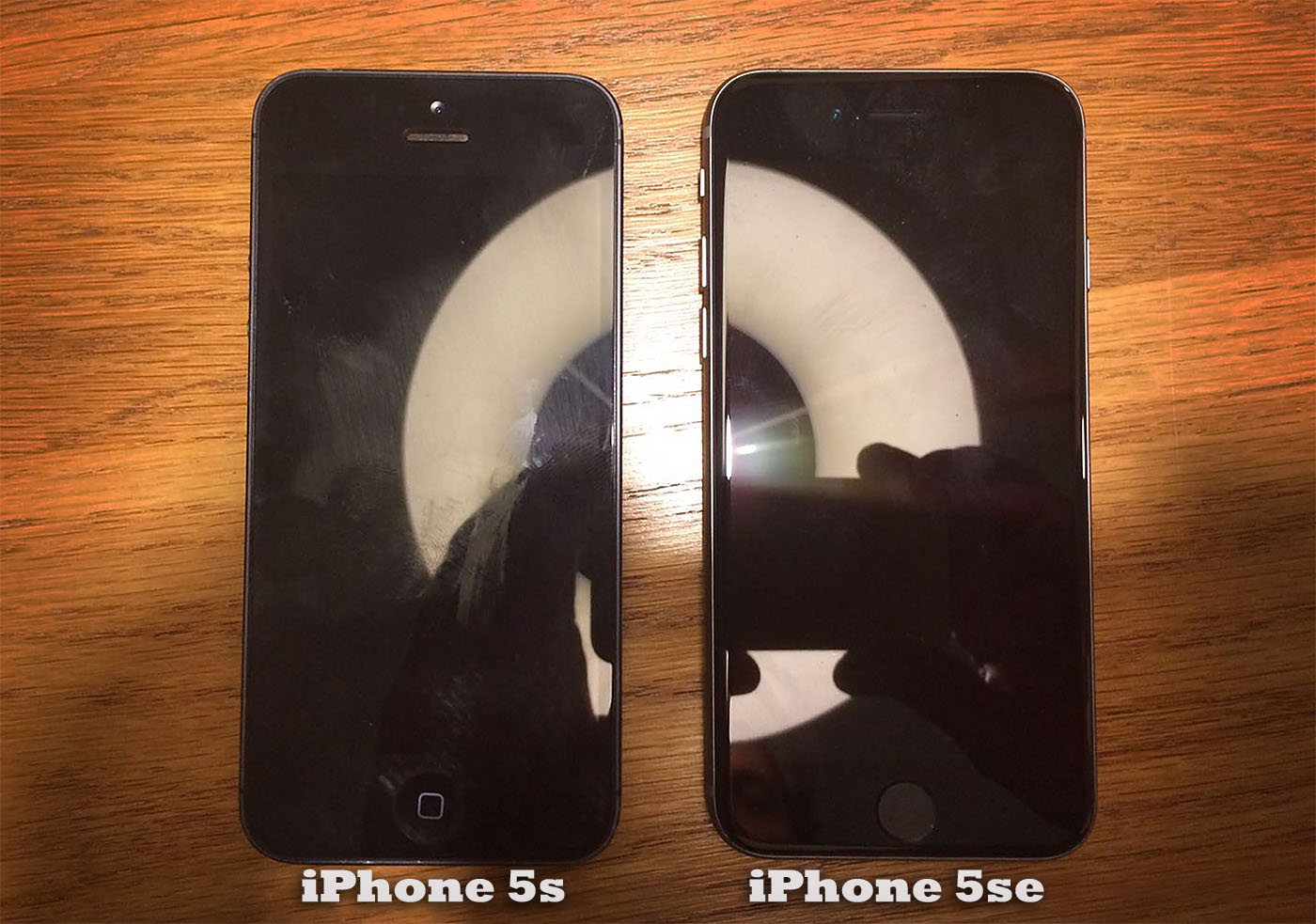 Primera foto real de un iPhone 5se o (6c) junto a un iPhone 5
