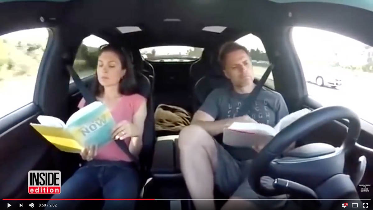 Tesla conduccion autonoma leyendo
