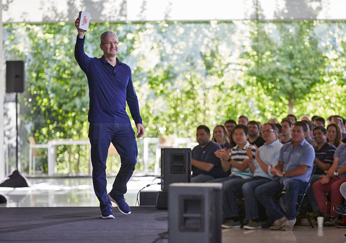 Tim Cook iPhone 1000 millones