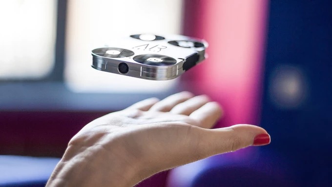 AirSelfie, el mini dron que te hace fotos y que cabe en una funda para tu móvil