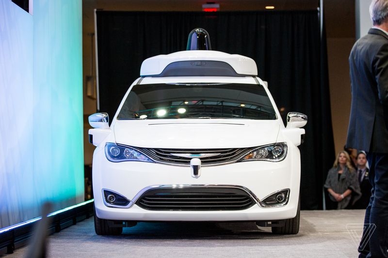 Google (Waymo) muestra sus nuevos vehículos autónomos fabricados con Fiat Chrysler