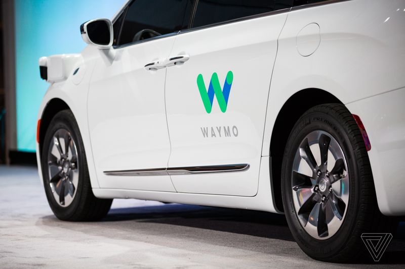 Google (Waymo) muestra sus nuevos vehículos autónomos fabricados con Fiat Chrysler