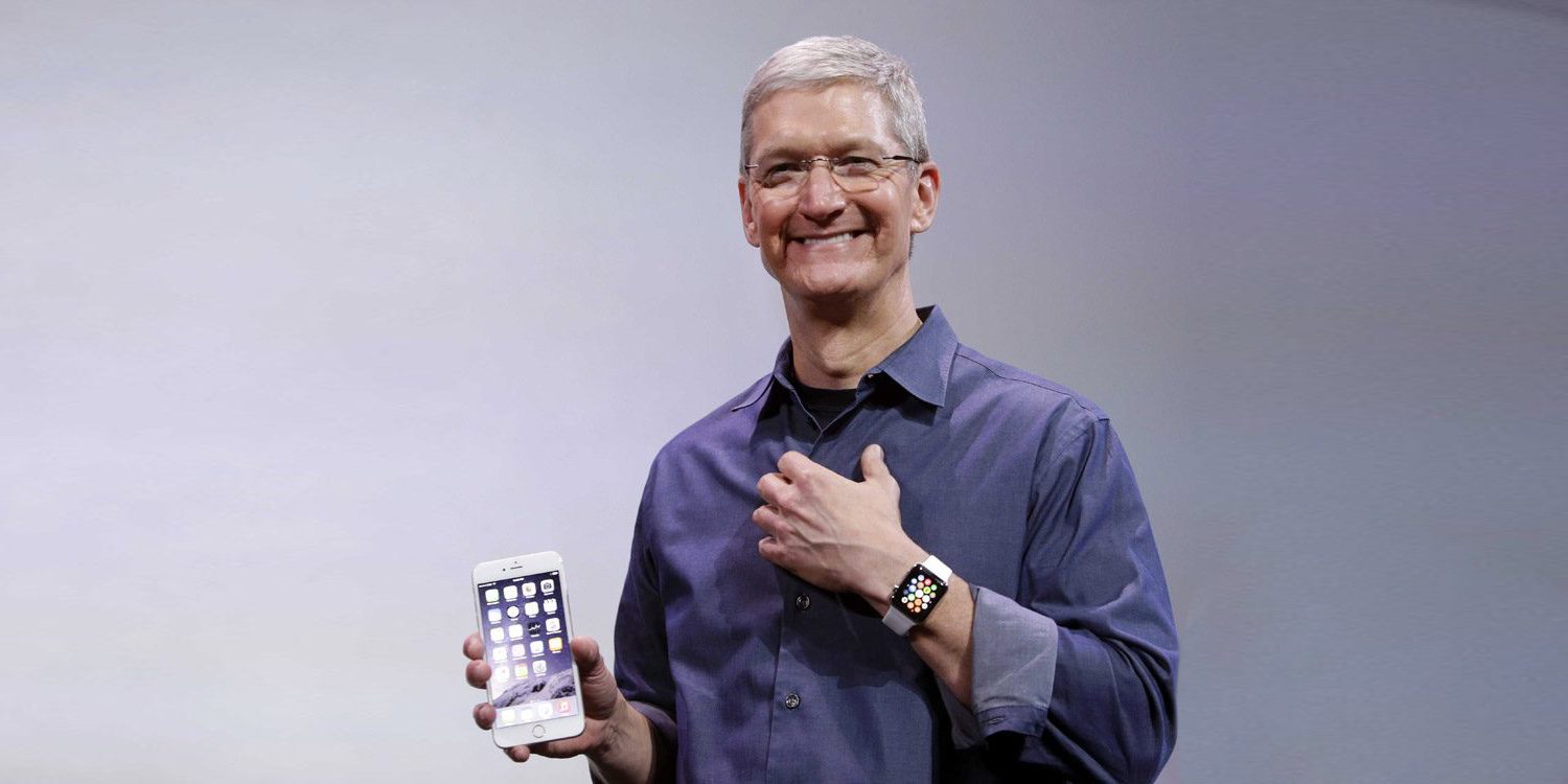Tim Cook CEO de Apple con el Apple Watch y un iPhone