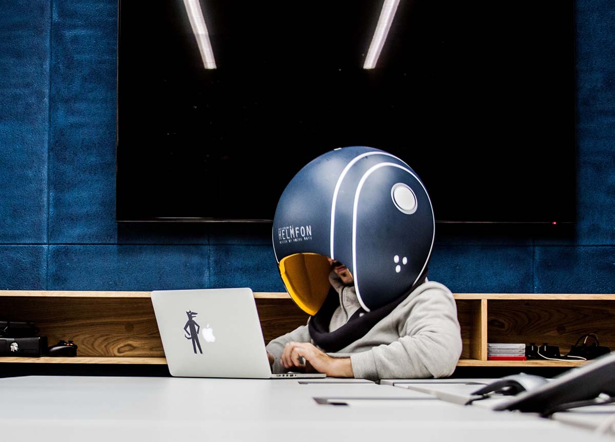 El nuevo casco Helmfon te servirá para aislarte en la oficina, aunque no pasarás desapercibido