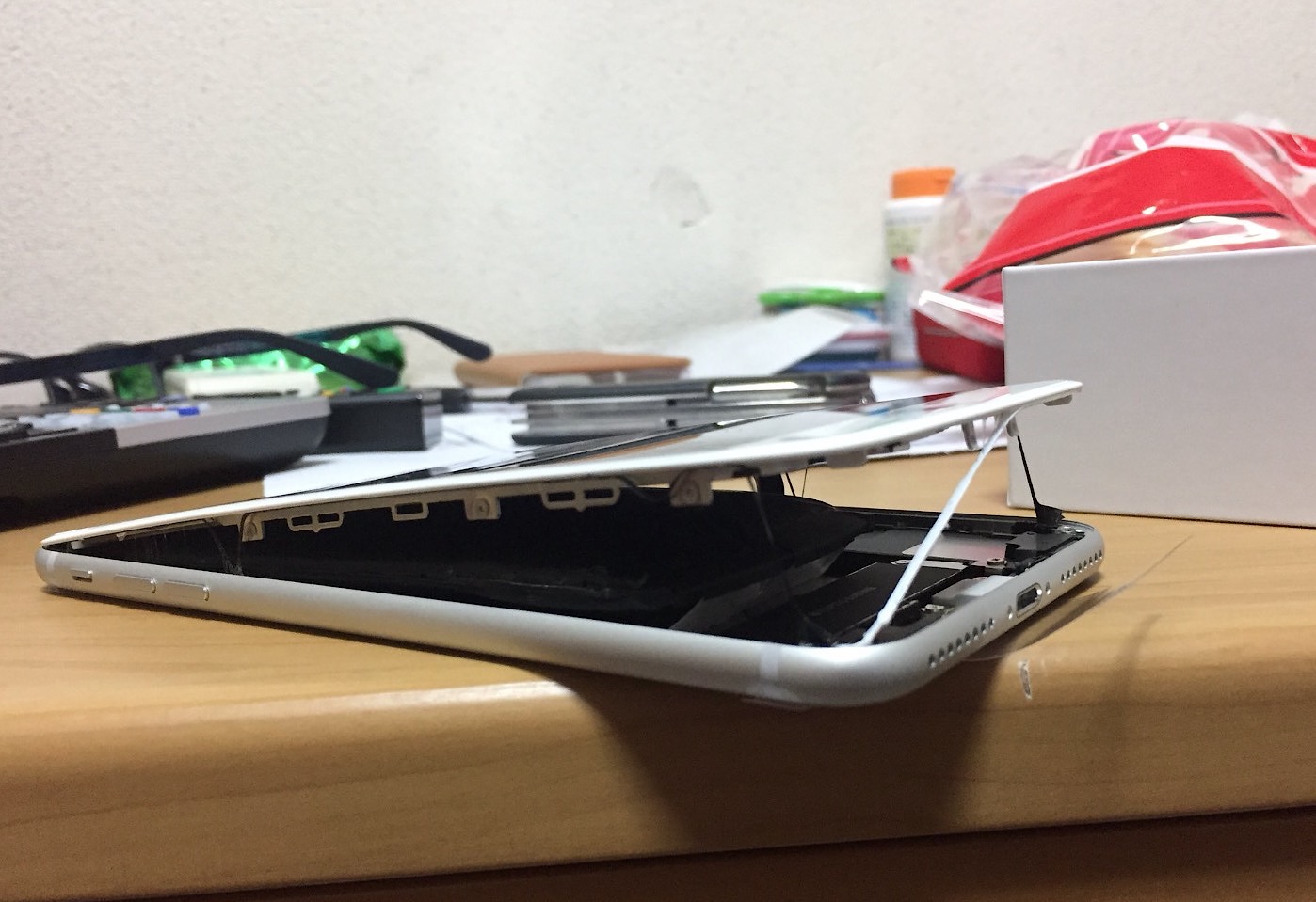 Al menos dos usuarios han hecho públicas imágenes de su iPhone 8 con la pantalla desprendida por una batería defectuosa