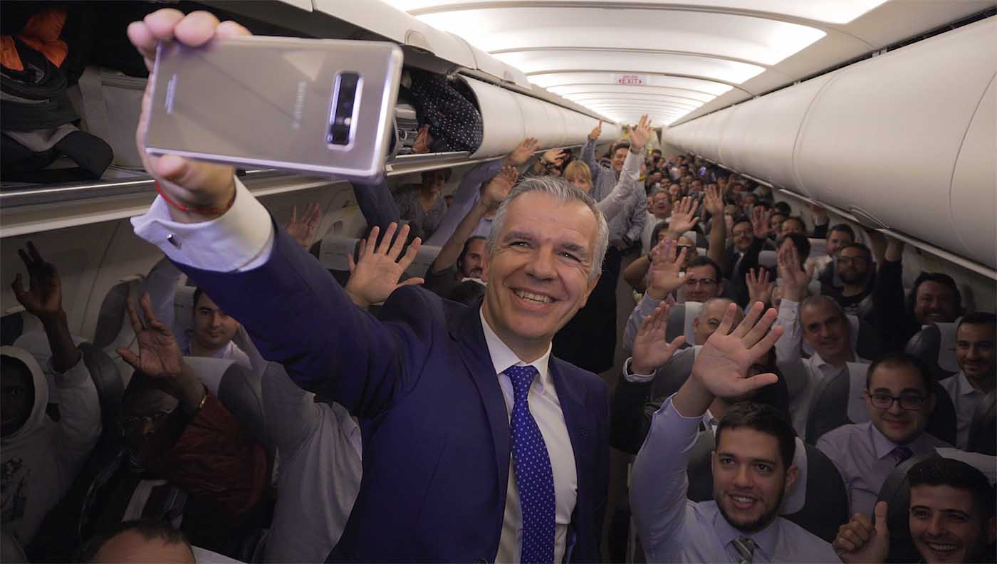 Celestino García, Vicepresidente Corporativo de Samsung España, se hace una foto con los pasajeros del vuelo IB514  que esta mañana han recibido de regalo un Galaxy Note 8