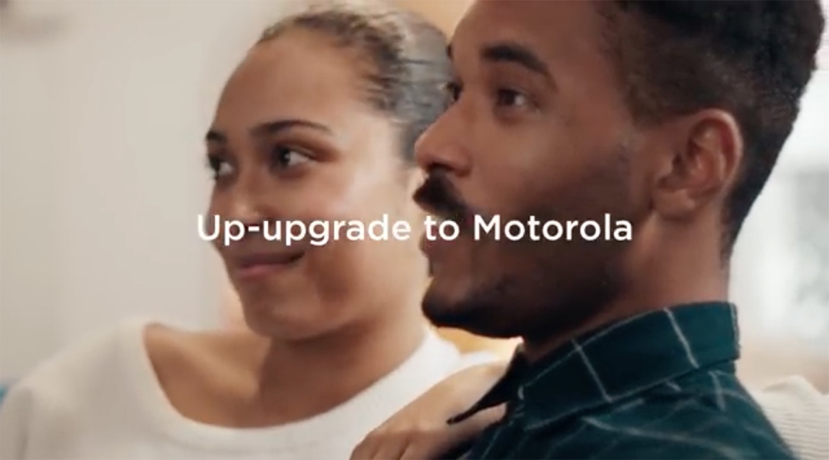 Samsung bromea con Apple en su vídeo del Note 8… y Motorola inventa otro final