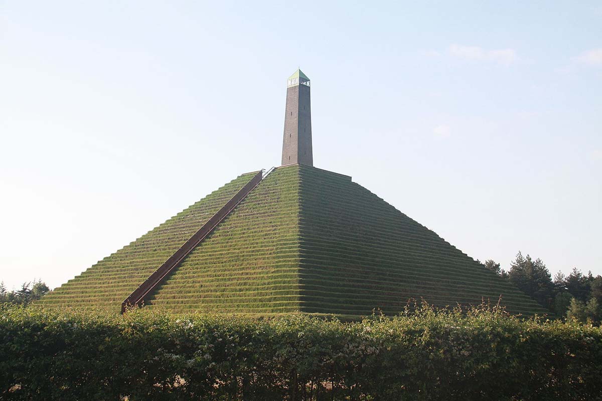 Europa también tiene su pirámide, la Pirámide de Austerlitz