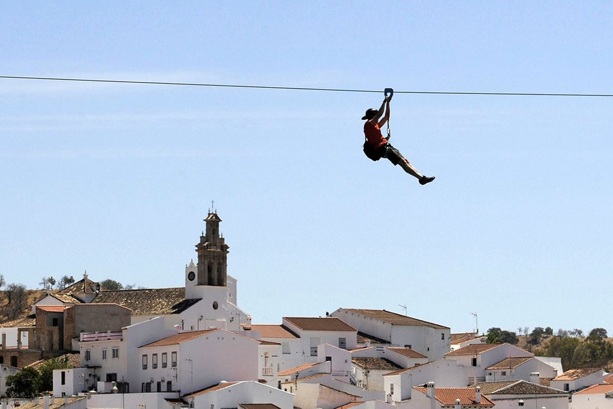 Viaja de España a Portugal (y en el tiempo) en tirolina