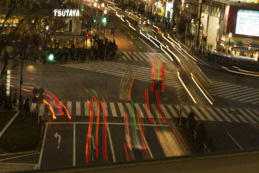 Un paso de cebra diagonal para ayudar a los peatones