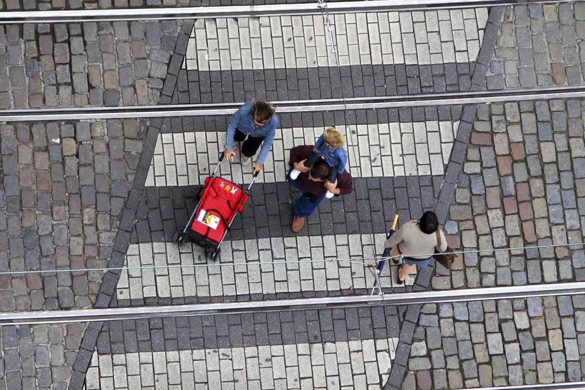 Un paso de cebra diagonal para ayudar a los peatones