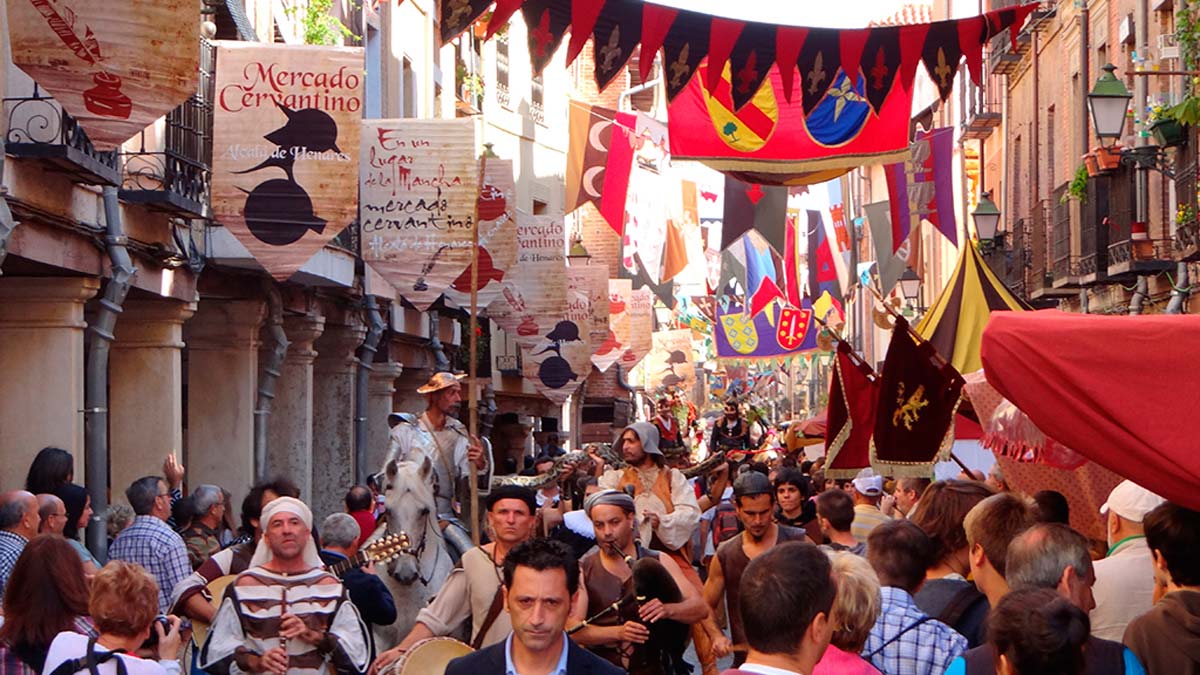 Celebra el día de la Hispanidad en el Mercado Cervantino de Alcalá