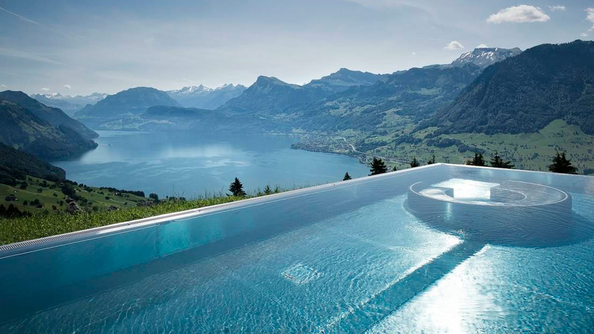 Viaja a Suiza para sumergirte en la piscina más espectacular del mundo
