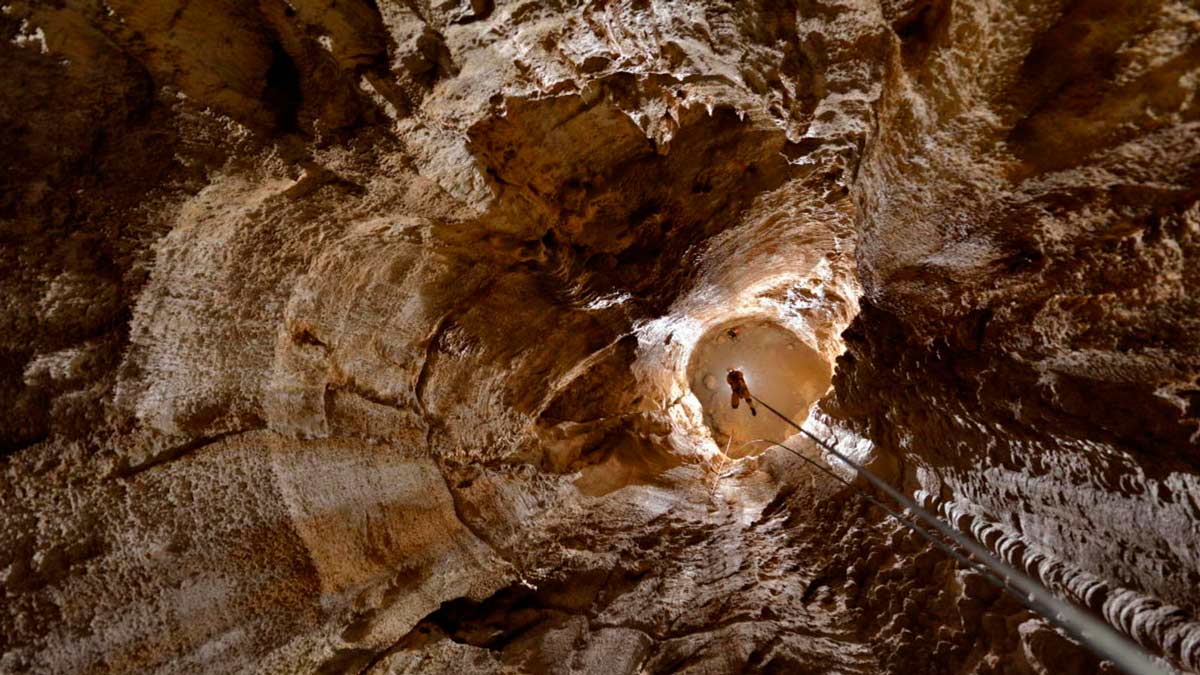 Atrévete a sumergirte en la cueva más profunda del mundo