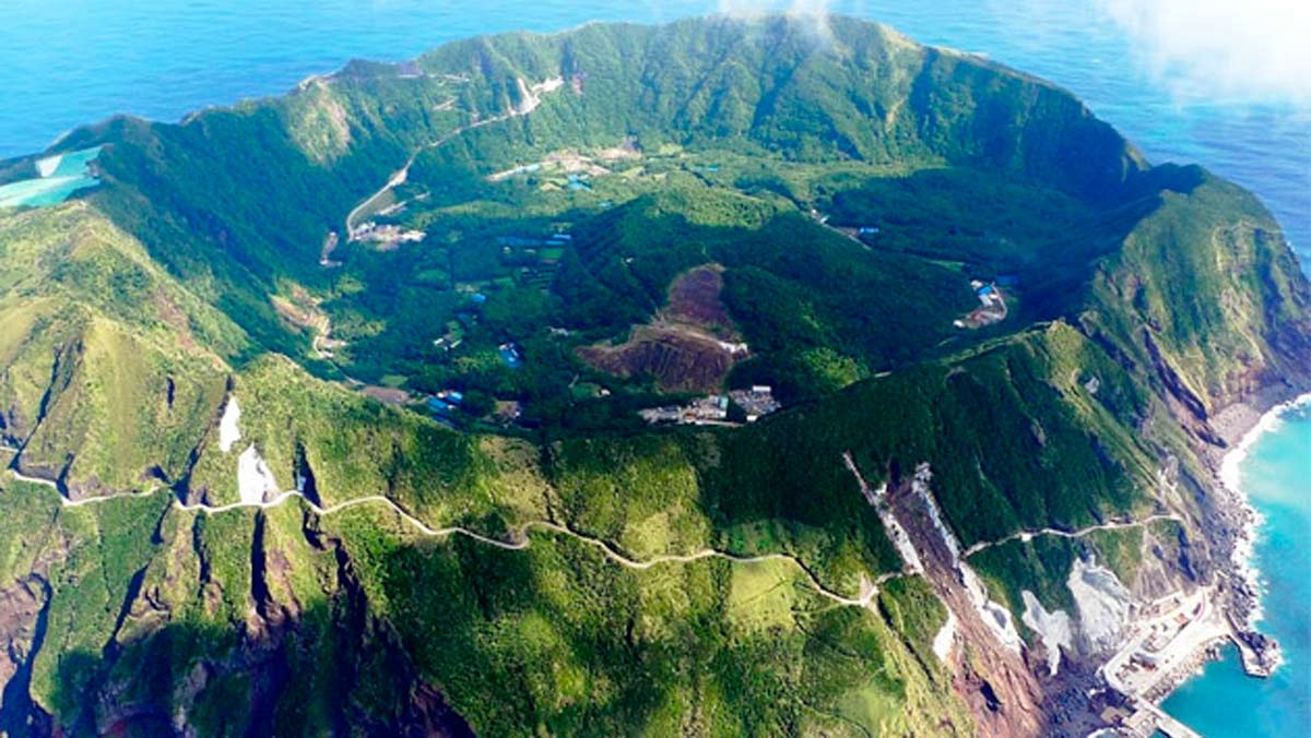 Aogashima, el pueblo japonés contruído en el cráter de un volcán