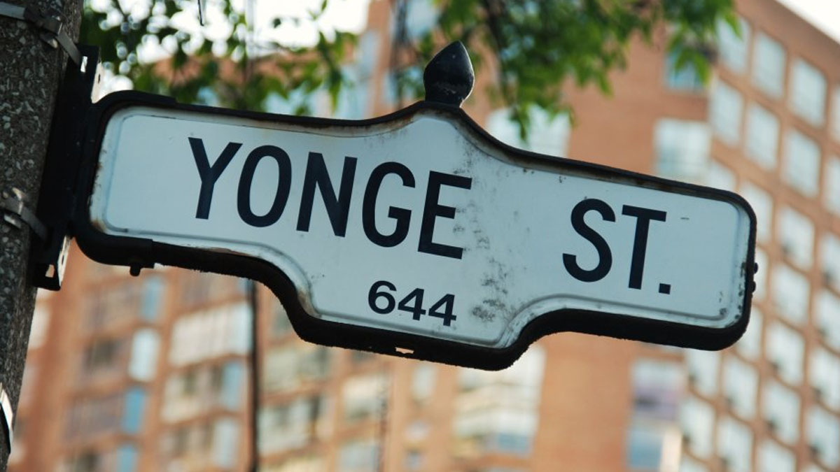Si quieres conocer la calle más larga del mundo debes viajar hasta Canadá. Allí se encuentran los 83 kilómetros de longitud de Yonge Street
