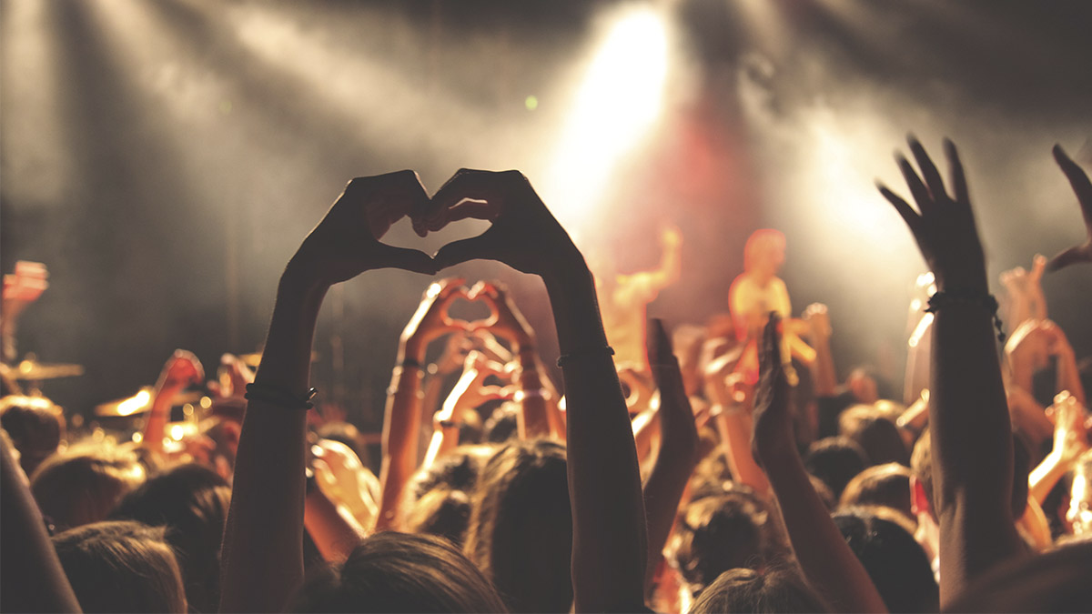 Recientes estudios científicos afirman que asistir con frecuencia a eventos con música en directo nos hace más felices