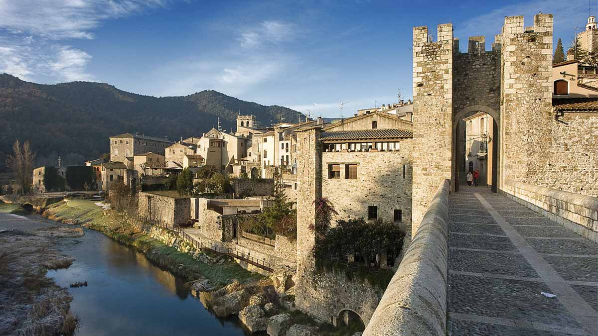 Los Angeles Times destaca en un artículo el pueblo medieval de Besalú (Girona)