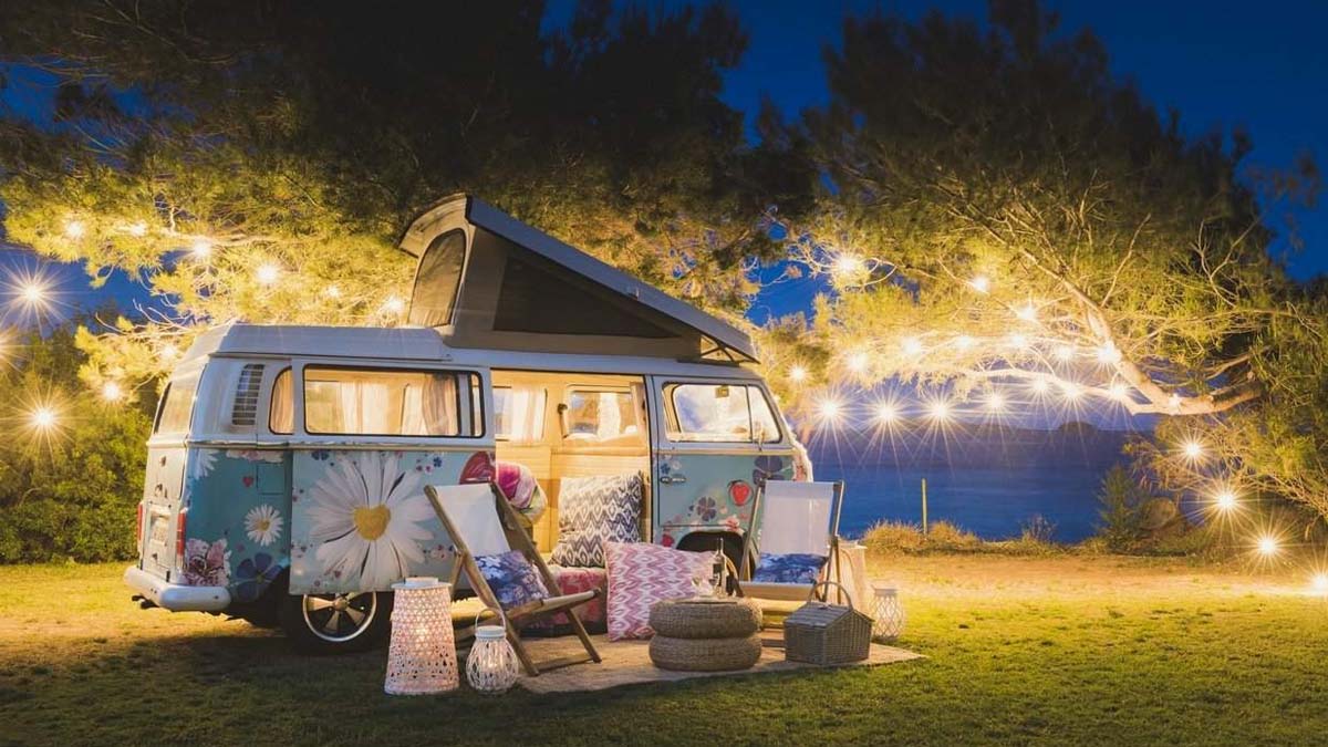 El hotel Sol Beach House de Ibiza ofrece a sus clientes la posibilidad de disfrutar de la Campervan Suite, una furgoneta vintage situada frente al mar