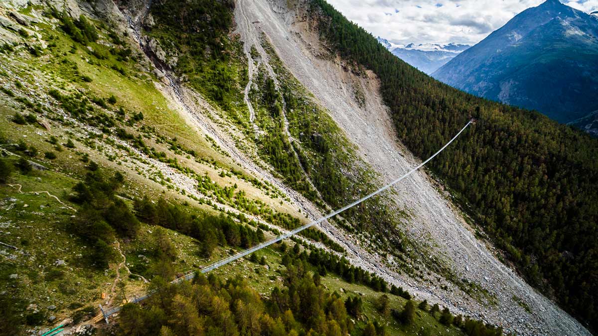 Inauguran en Suiza el puente colgante más largo del mundo