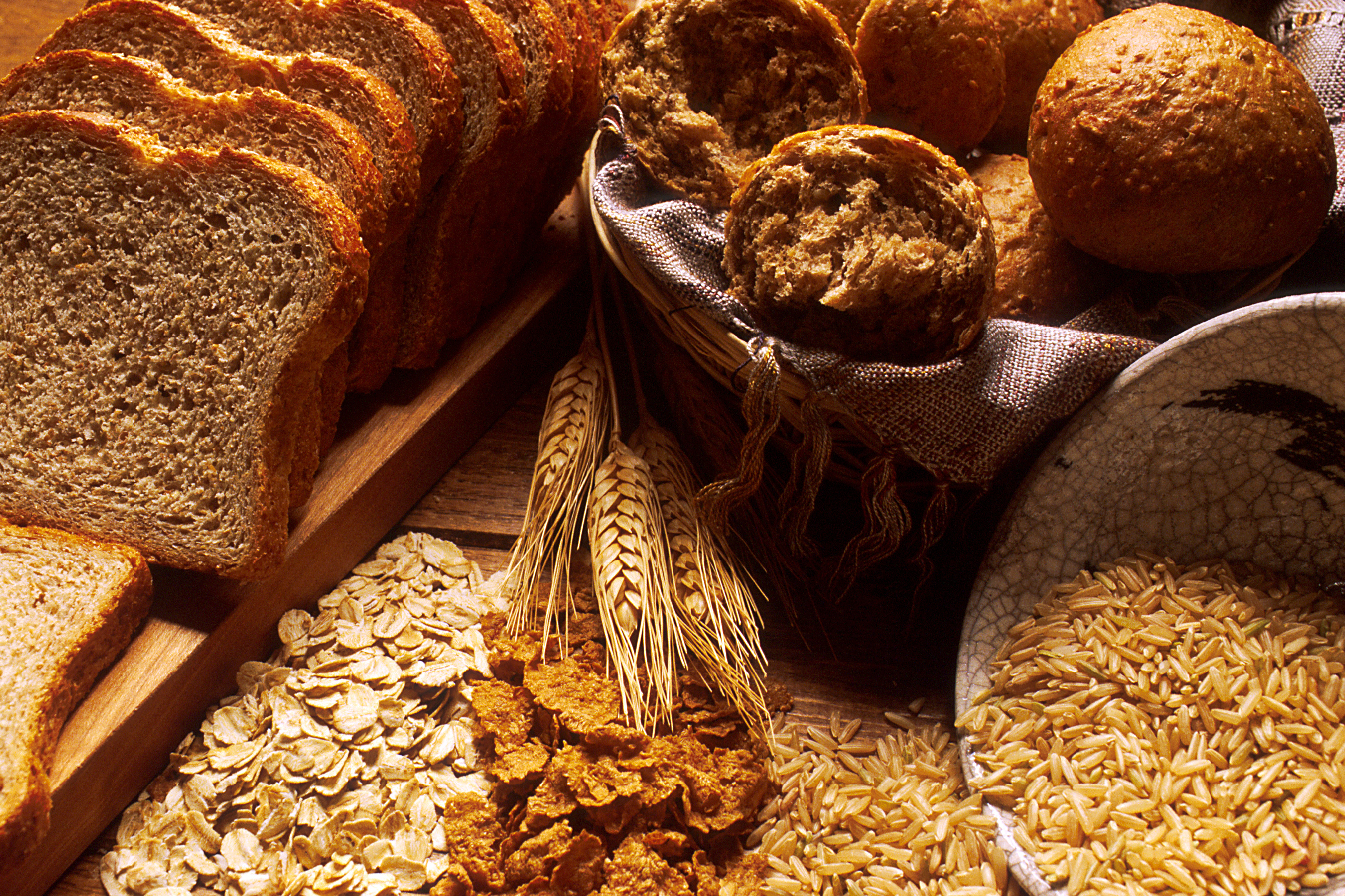 Из какой зерновой культуры делают хлеб. Хлеб и хлебобулочные изделия. Цельнозерновые продукты. Хлебный злак. Хлеб со злаками.