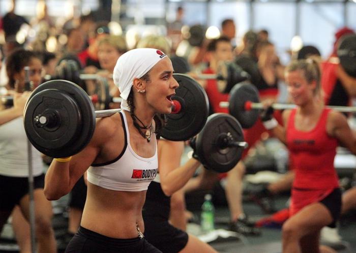 mucha-gente-en-el-gimnasio