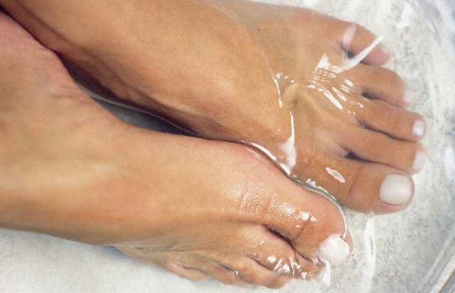 Cómo cuidar los pies al hacer una caminata: Limpiar correctamente los pies