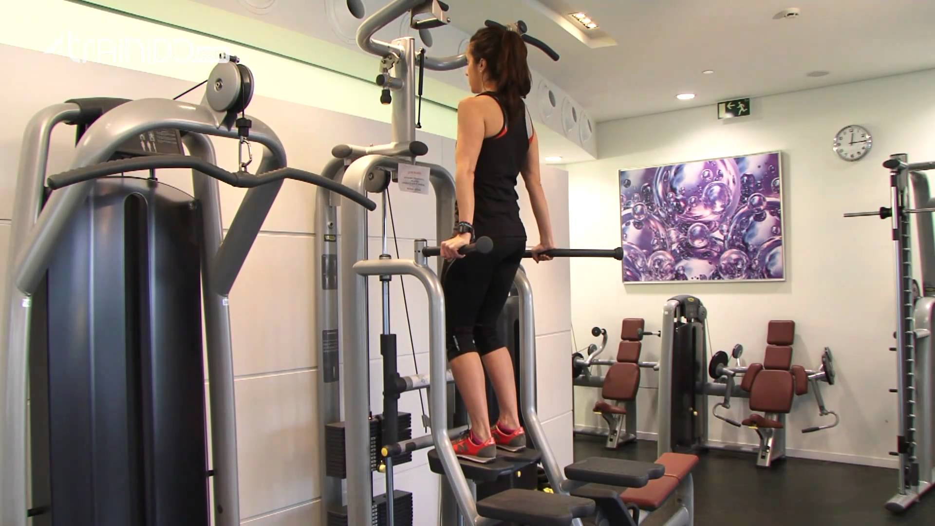 La moda de entrenar pierna en la máquina de dominadas asistidas: si lo  haces, hazlo bien
